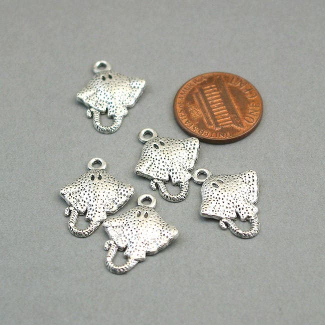 Stingray charms, stingray fish pendants. Two sided (different front and back). Antique silver 15X20mm CM1177S