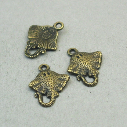 Stingray charms, stingray fish pendants. Two sided (different front and back). Antique bronze 15X20mm CM1177B