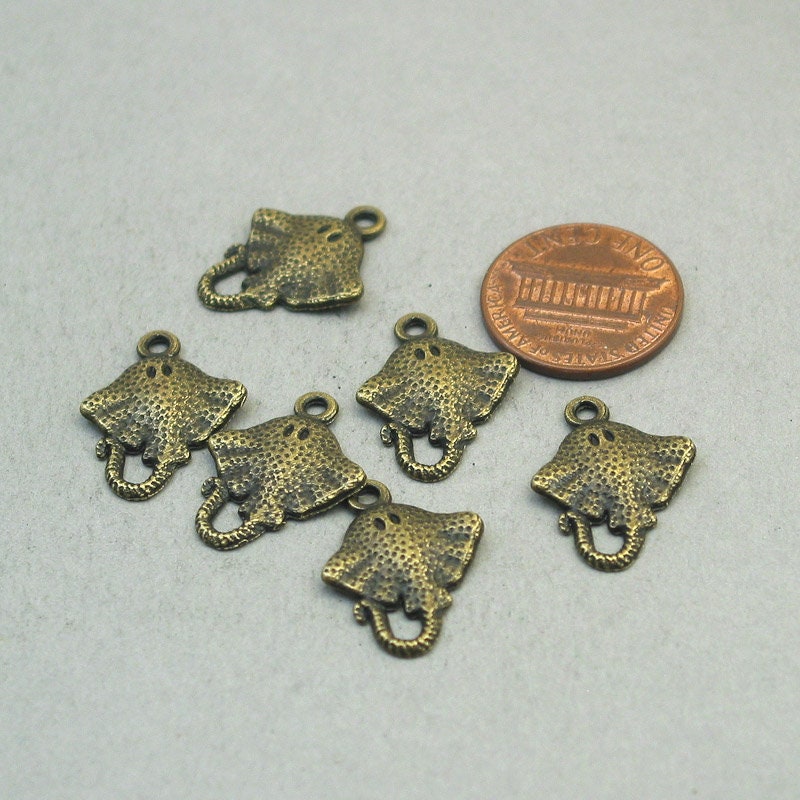 Stingray charms, stingray fish pendants. Two sided (different front and back). Antique bronze 15X20mm CM1177B